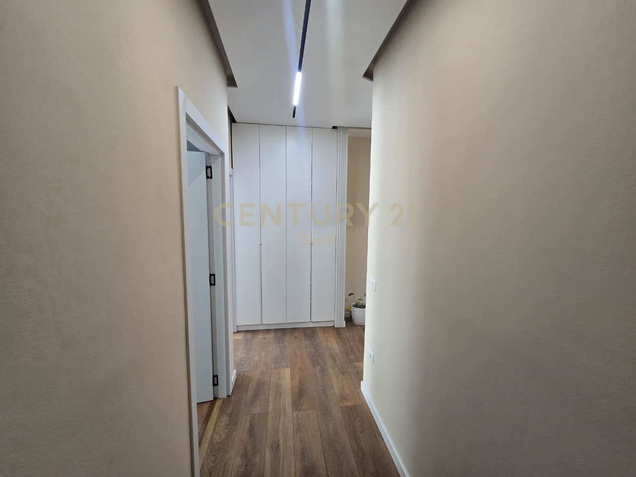APARTAMENT LUKSOZ 2+1+2+ POST PARKIMI ME QIRA TEK KOPSHTI BOTANIK!