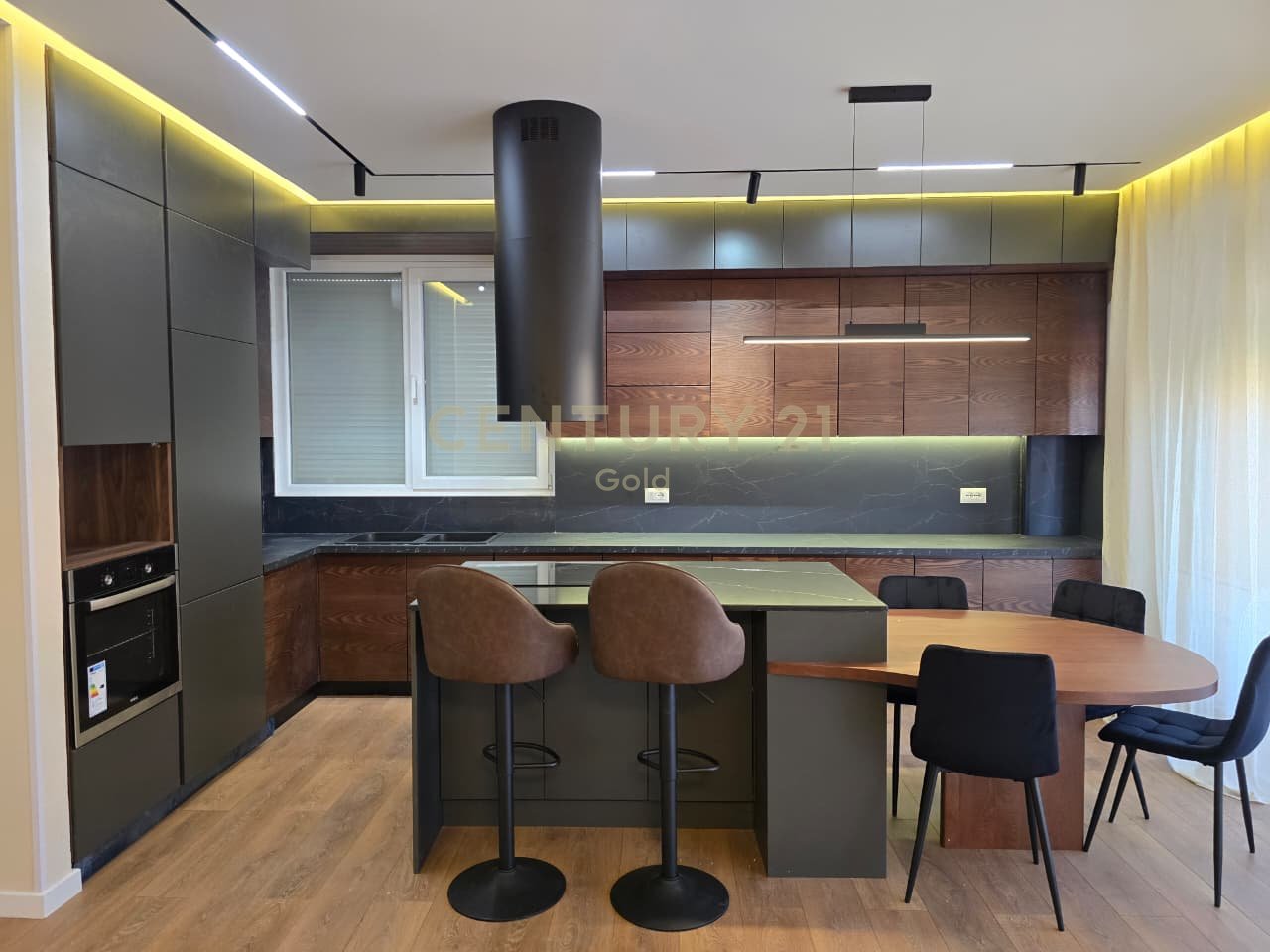 APARTAMENT LUKSOZ 2+1+2+ POST PARKIMI ME QIRA TEK KOPSHTI BOTANIK!