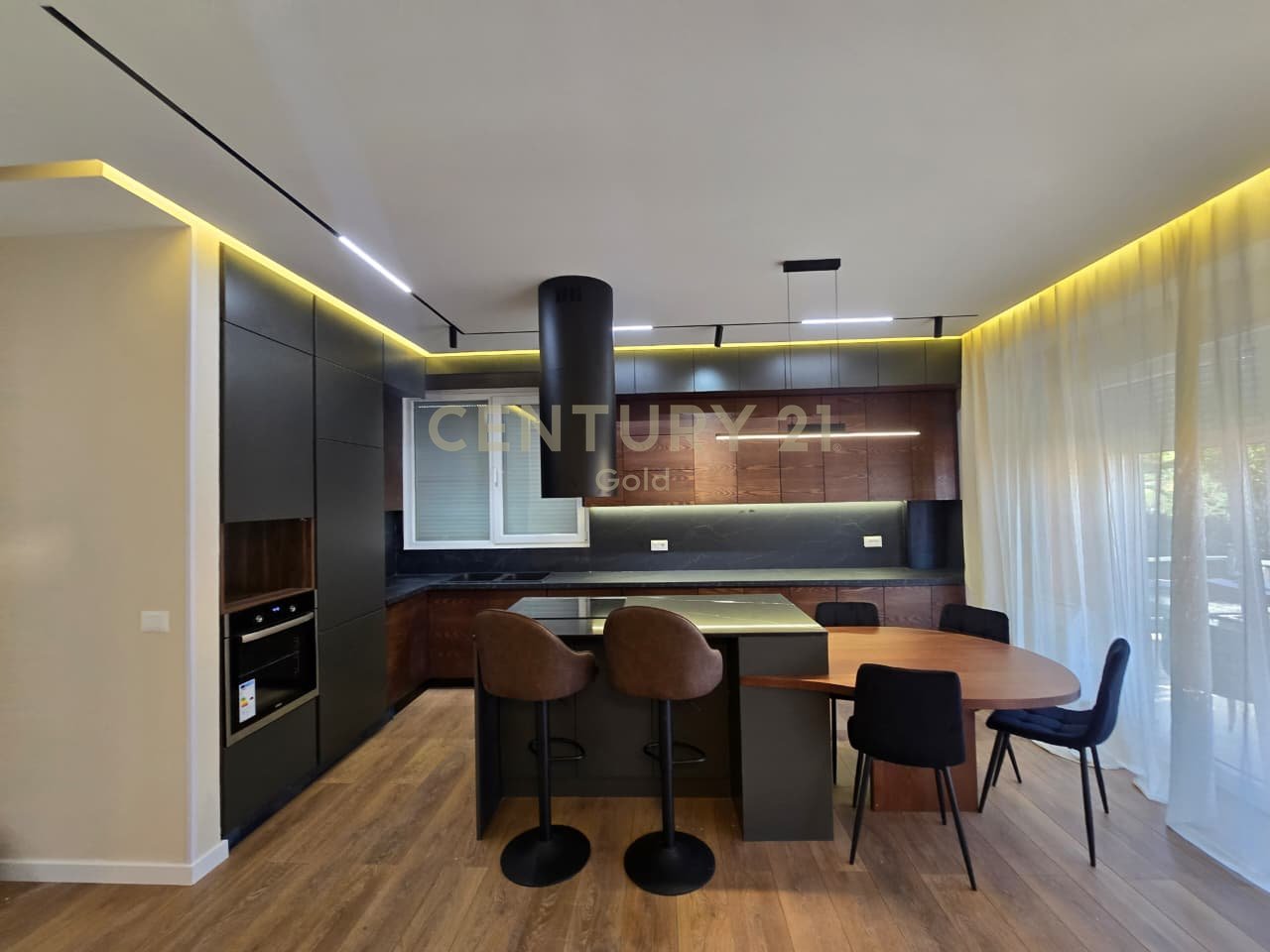 APARTAMENT LUKSOZ 2+1+2+ POST PARKIMI ME QIRA TEK KOPSHTI BOTANIK!