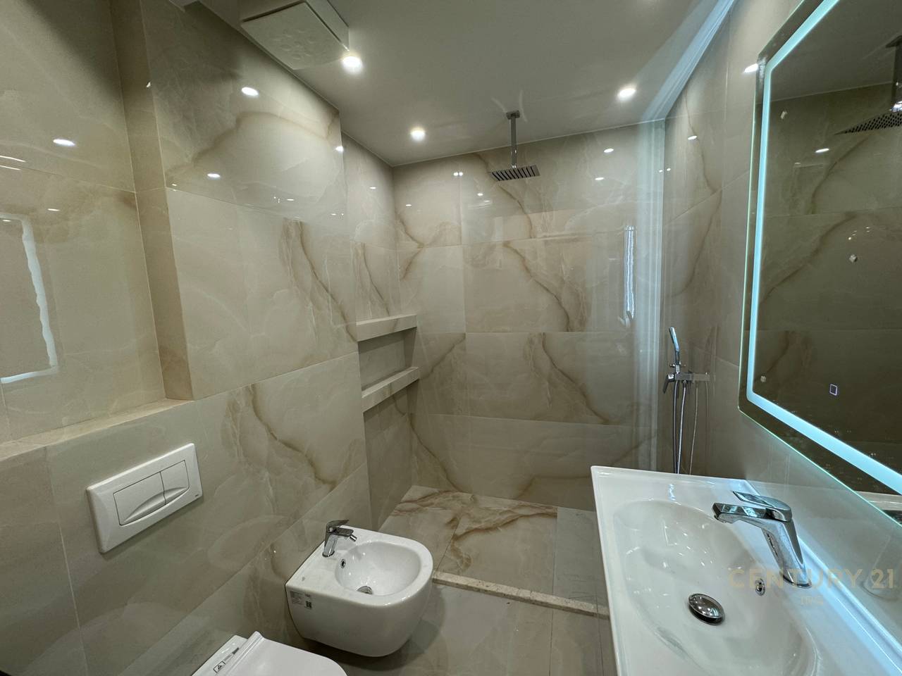 SHITET APARTAMENT 1+1 TEK KISHA KATOLIKE, RR. KAVAJES | 23,000,000 ALL