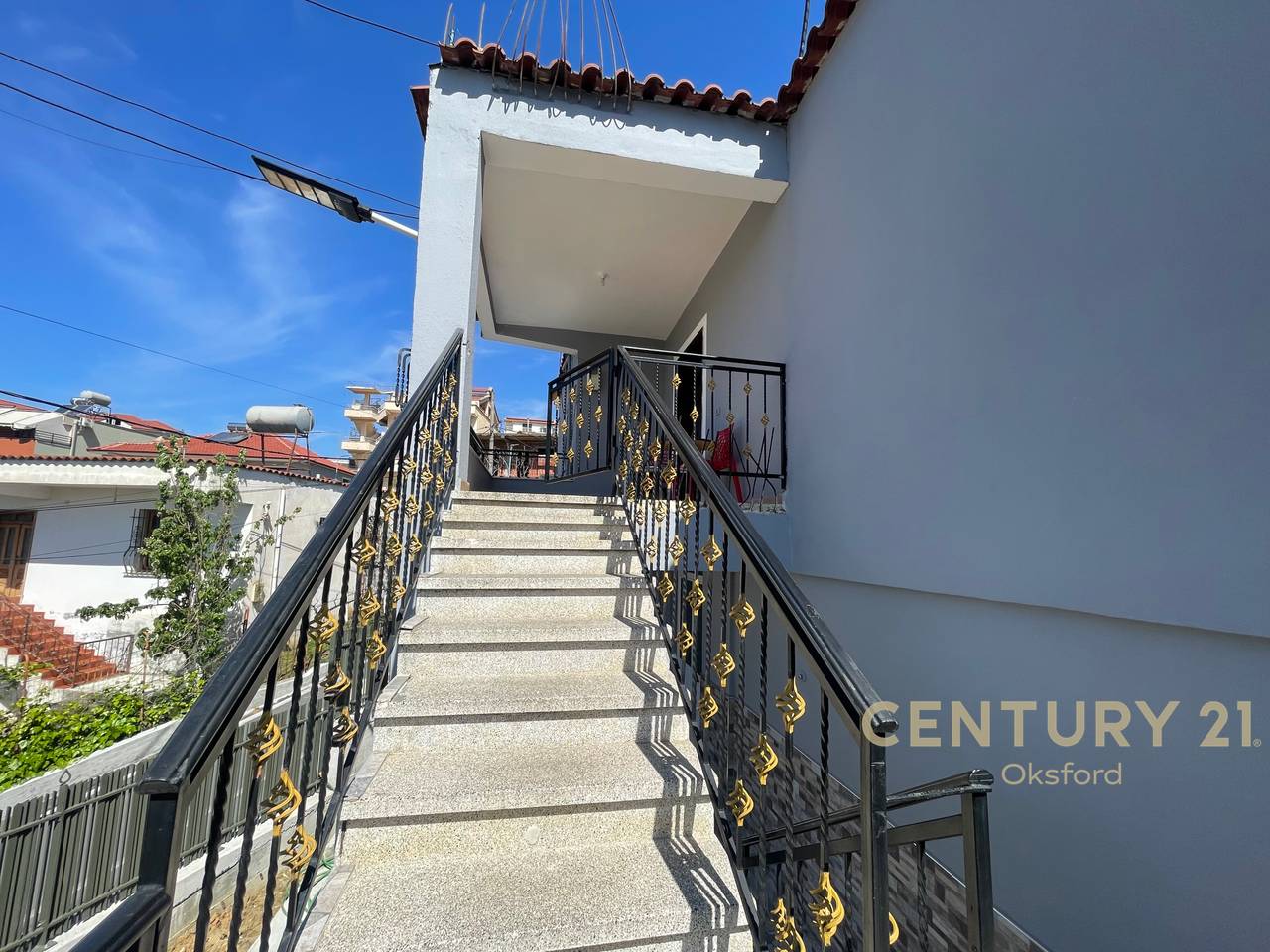 PËR SHITJE: VILË 2-KATËSHE + PARKING NË KATIN TOKË DHE OBORR – SHKOZË, TIRANË