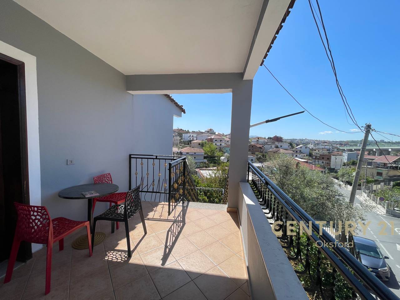 PËR SHITJE: VILË 2-KATËSHE + PARKING NË KATIN TOKË DHE OBORR – SHKOZË, TIRANË