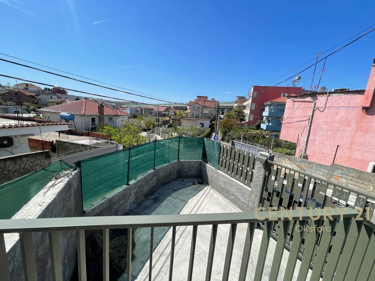 PËR SHITJE: VILË 2-KATËSHE + PARKING NË KATIN TOKË DHE OBORR – SHKOZË, TIRANË