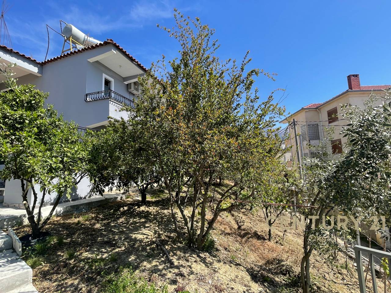 PËR SHITJE: VILË 2-KATËSHE + PARKING NË KATIN TOKË DHE OBORR – SHKOZË, TIRANË