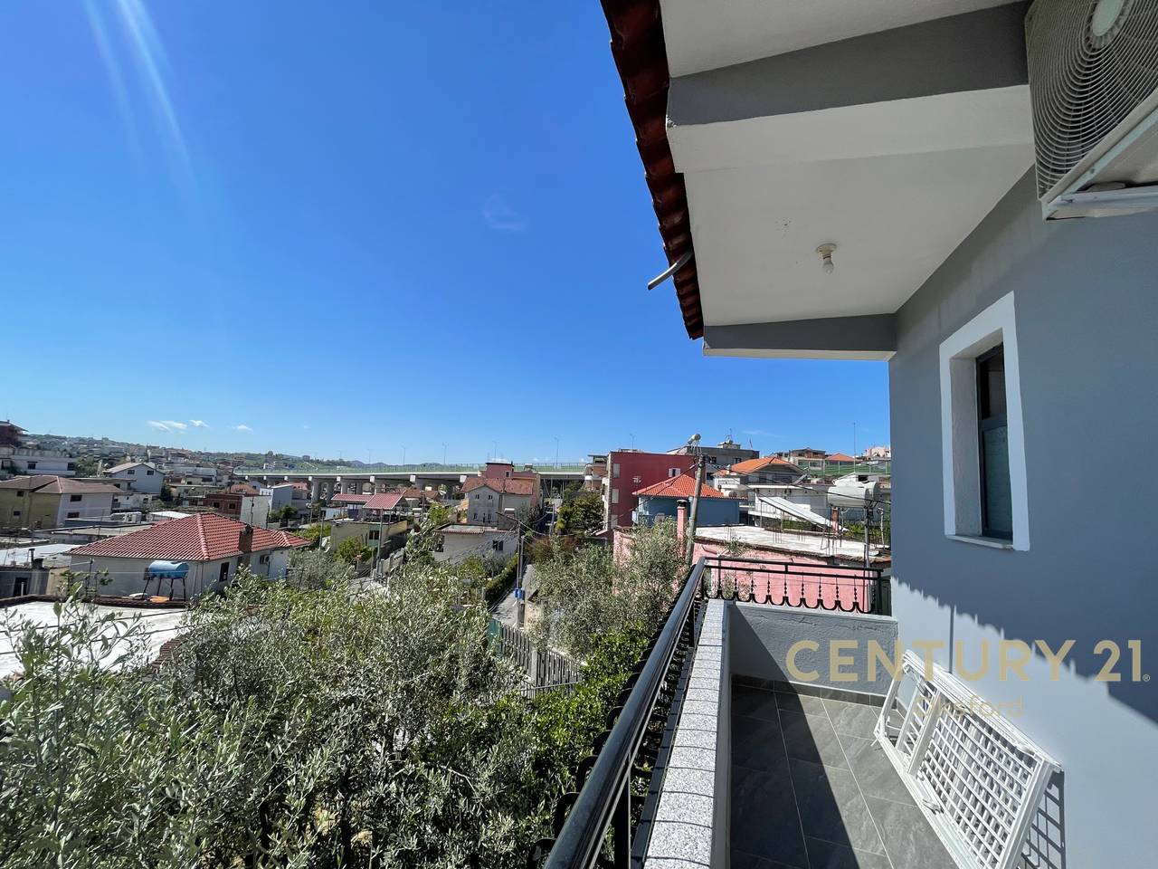 PËR SHITJE: VILË 2-KATËSHE + PARKING NË KATIN TOKË DHE OBORR – SHKOZË, TIRANË