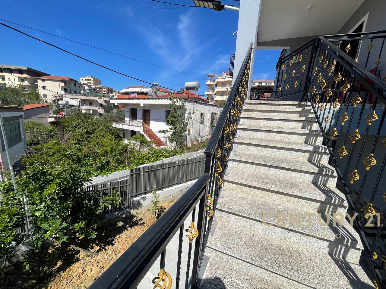 PËR SHITJE: VILË 2-KATËSHE + PARKING NË KATIN TOKË DHE OBORR – SHKOZË, TIRANË