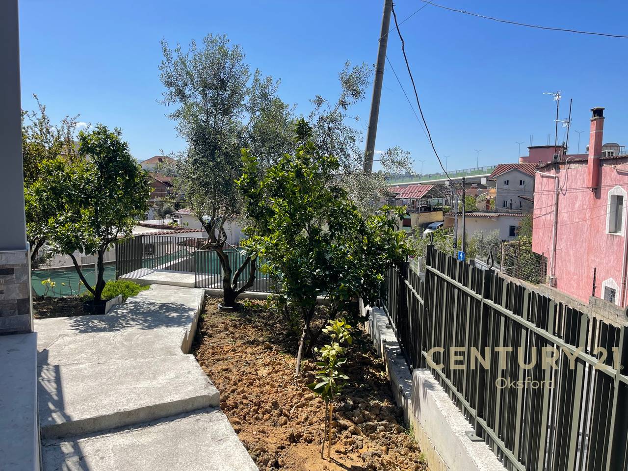 PËR SHITJE: VILË 2-KATËSHE + PARKING NË KATIN TOKË DHE OBORR – SHKOZË, TIRANË