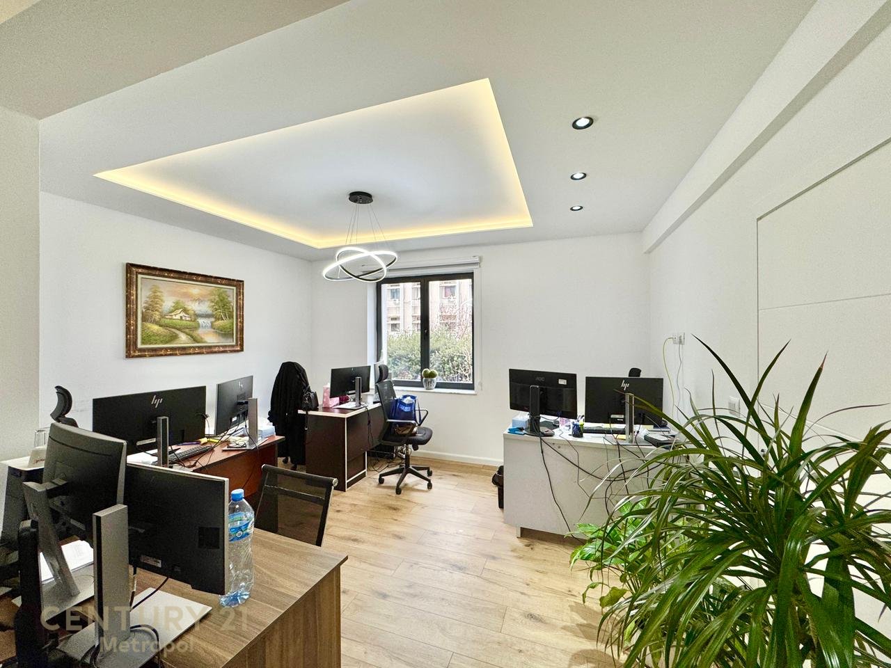 JEPET ME QERA AMBIENT PER ZYRE NE QENDER, BULEVARDI ZOGU I PARE !