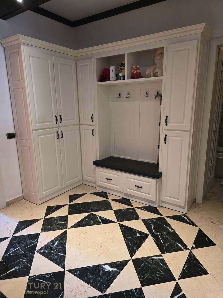 Shitet Super Apartament i investuar 2+1+2 + dy BAllkone
 Tek njesia Administrative nr 13