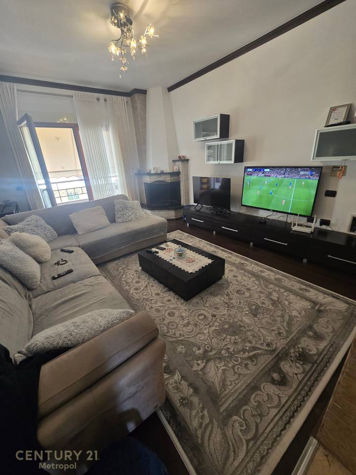 Shitet Super Apartament i investuar 2+1+2 + dy BAllkone
 Tek njesia Administrative nr 13