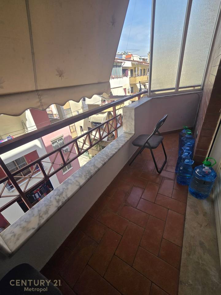 Shitet Super Apartament i investuar 2+1+2 + dy BAllkone
 Tek njesia Administrative nr 13