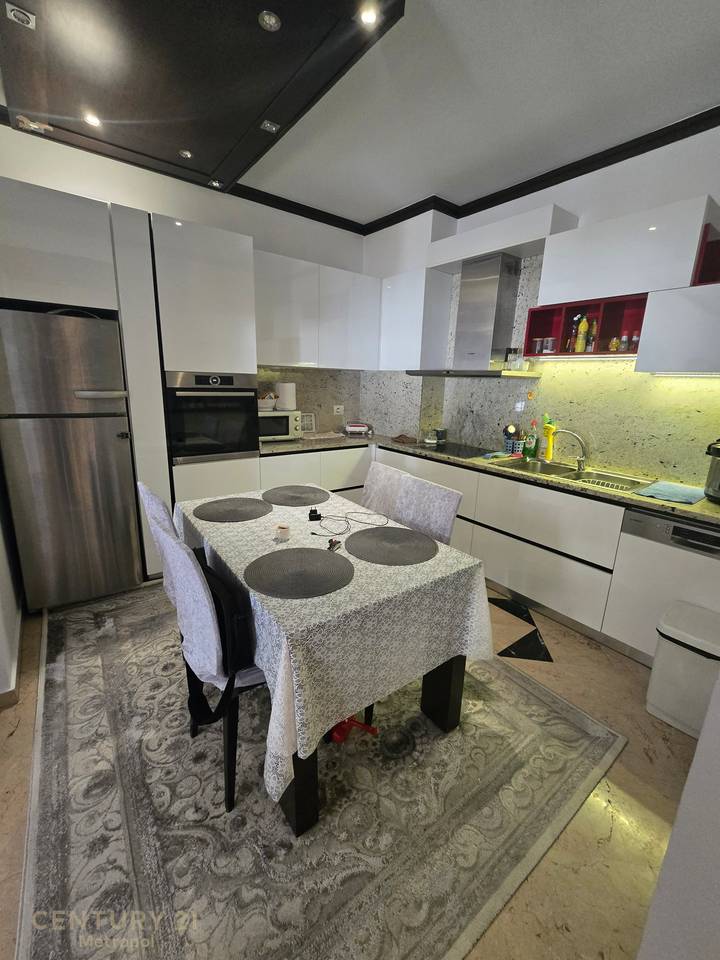 Shitet Super Apartament i investuar 2+1+2 + dy BAllkone
 Tek njesia Administrative nr 13