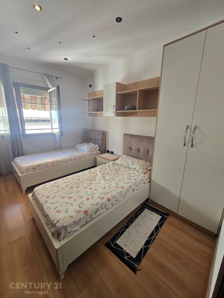 Shitet Super Apartament i investuar 2+1+2 + dy BAllkone
 Tek njesia Administrative nr 13