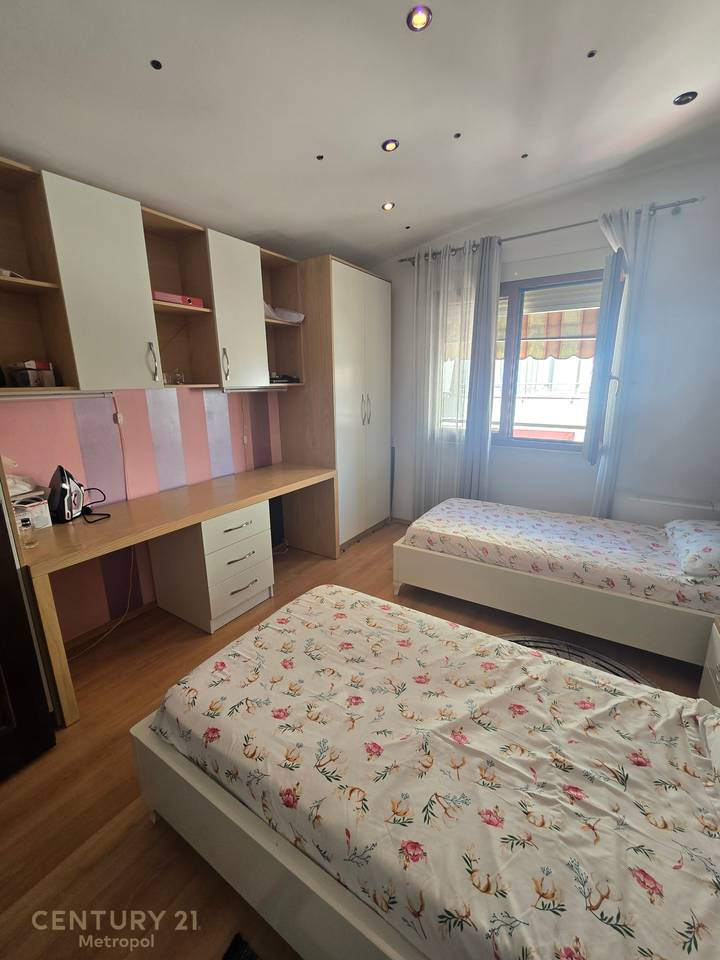 Shitet Super Apartament i investuar 2+1+2 + dy BAllkone
 Tek njesia Administrative nr 13