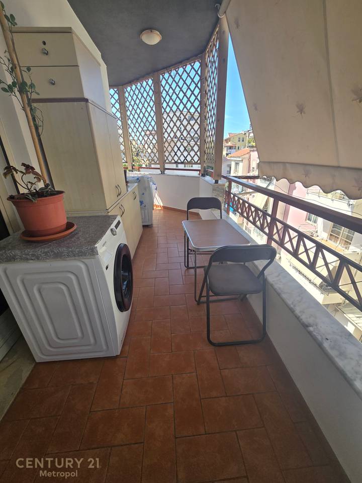 Shitet Super Apartament i investuar 2+1+2 + dy BAllkone
 Tek njesia Administrative nr 13