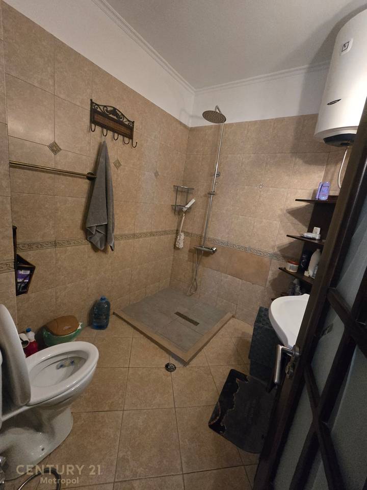 Shitet Super Apartament i investuar 2+1+2 + dy BAllkone
 Tek njesia Administrative nr 13