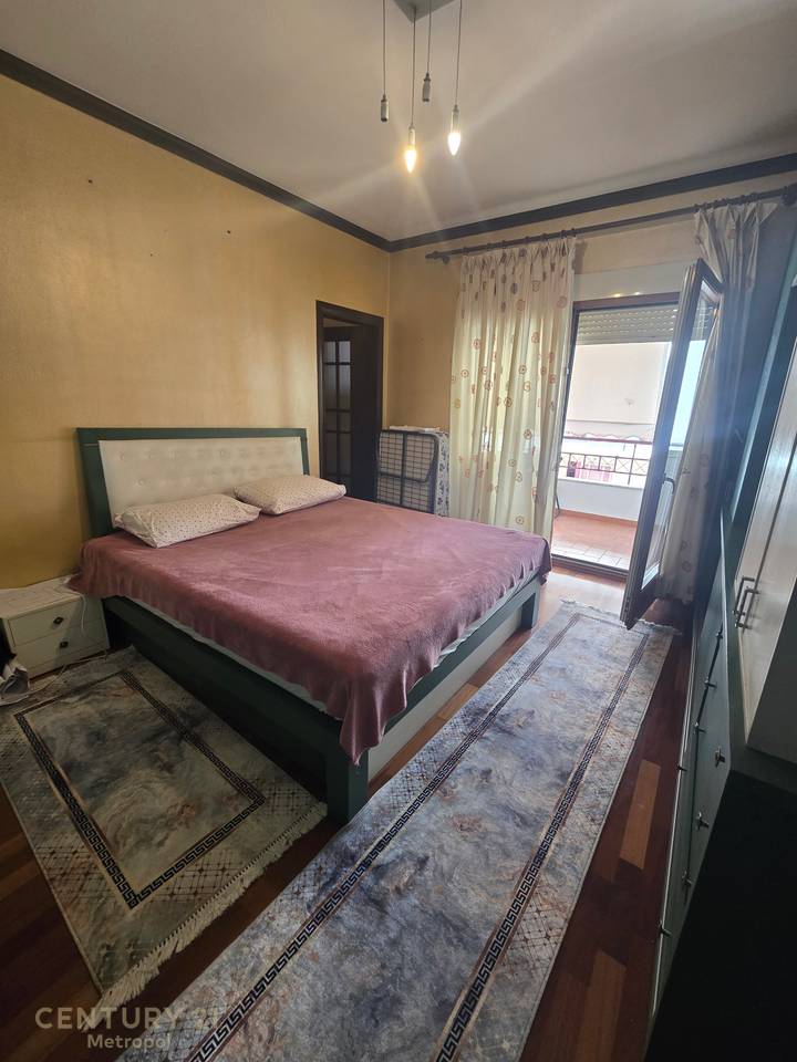 Shitet Super Apartament i investuar 2+1+2 + dy BAllkone
 Tek njesia Administrative nr 13