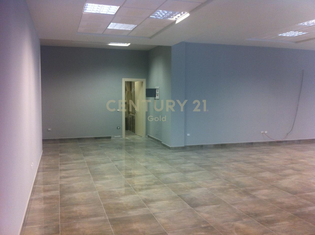 AMBIENT KOMERCIAL (ZYRA) PER QIRA TE SELVIA!