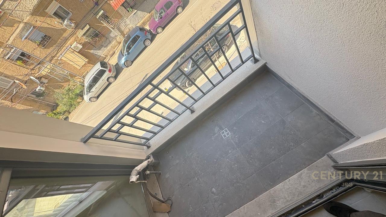 SHITET APARTAMENT 1+1 TE SHKOLLA E KUQE