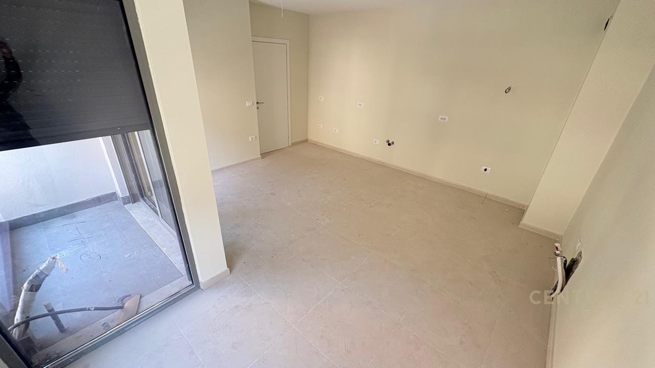 SHITET APARTAMENT 1+1 TE SHKOLLA E KUQE