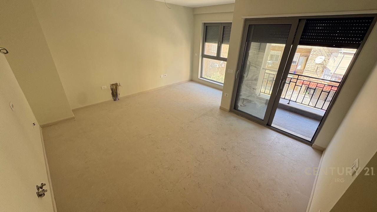 SHITET APARTAMENT 1+1 TE SHKOLLA E KUQE