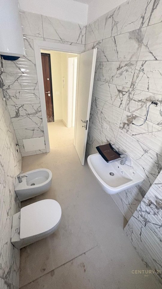 SHITET APARTAMENT 1+1 TE SHKOLLA E KUQE