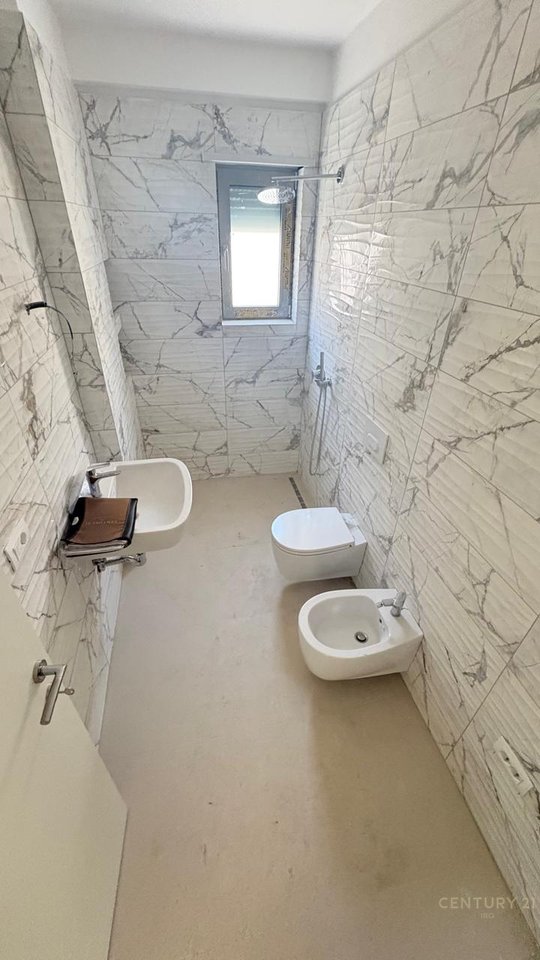 SHITET APARTAMENT 1+1 TE SHKOLLA E KUQE