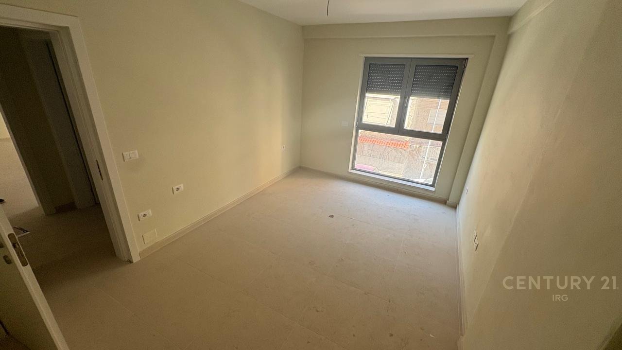 SHITET APARTAMENT 1+1 TE SHKOLLA E KUQE