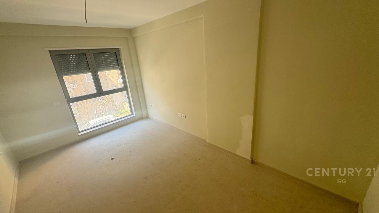 SHITET APARTAMENT 1+1 TE SHKOLLA E KUQE