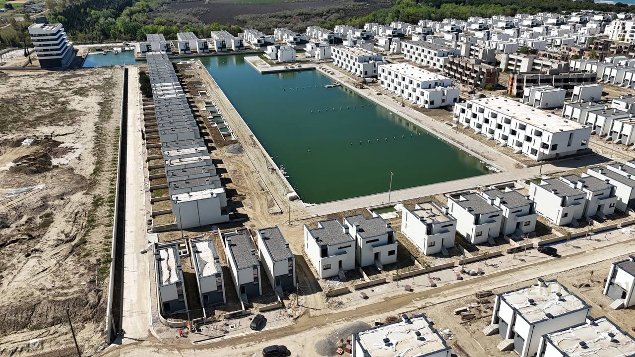 APARTAMENT 2+1+2 ME VERANDE TE TURQUOISE MARINA!