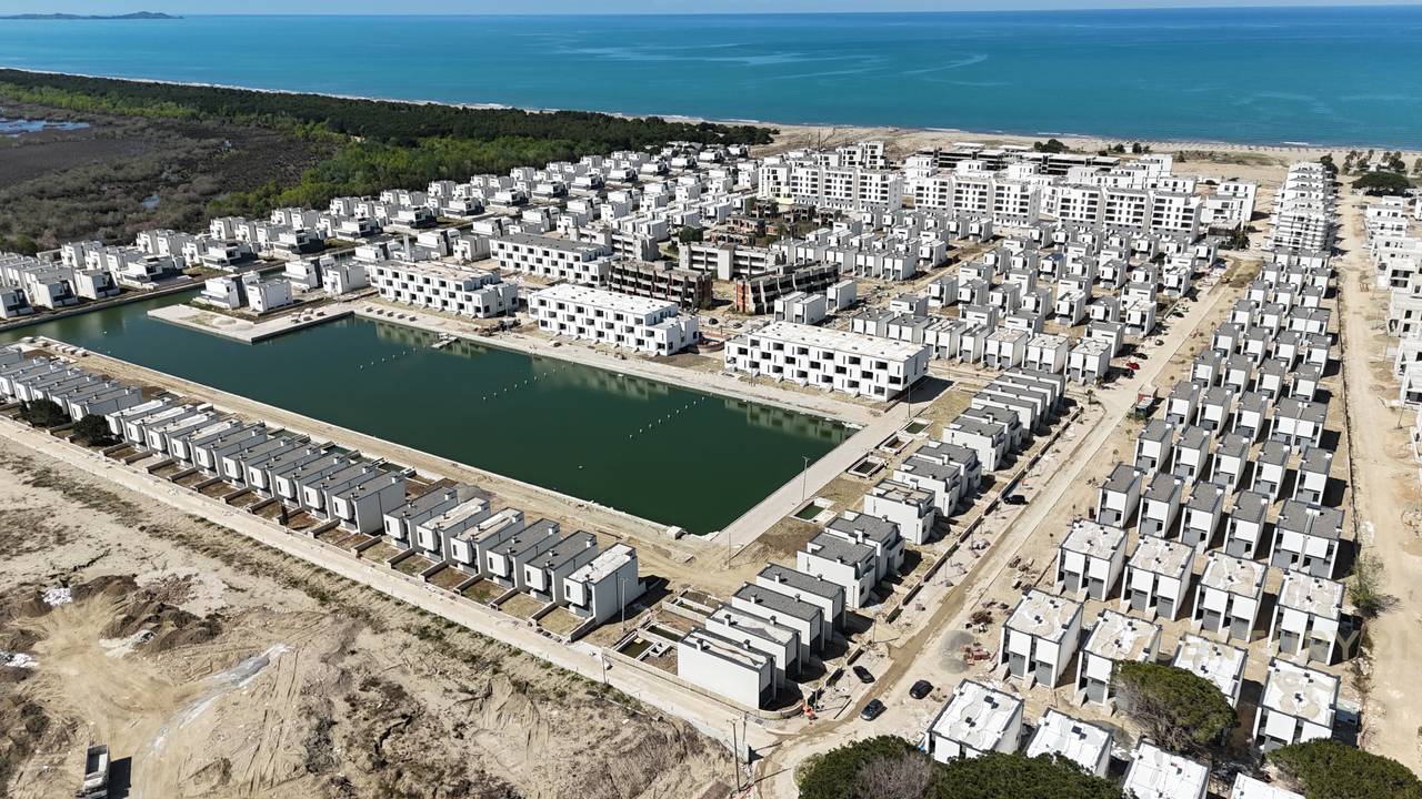 VILLA IN TURQUOISE MARINA!