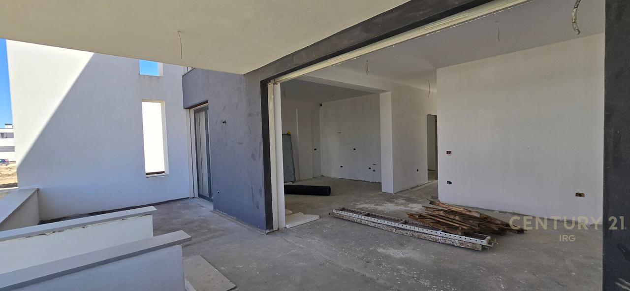 VILLA IN TURQUOISE MARINA!