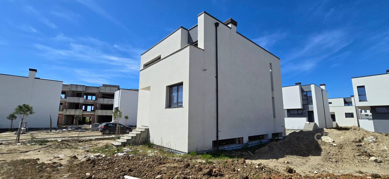 VILLA IN TURQUOISE MARINA!