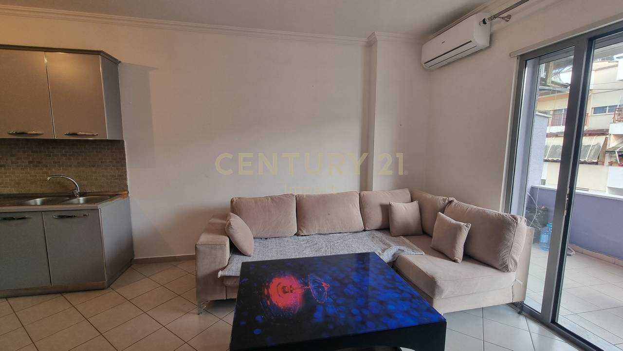 Apartament 1+1 me verandë , Me Qira në Yzberish, pranë Grand, Tiranë - 400€!