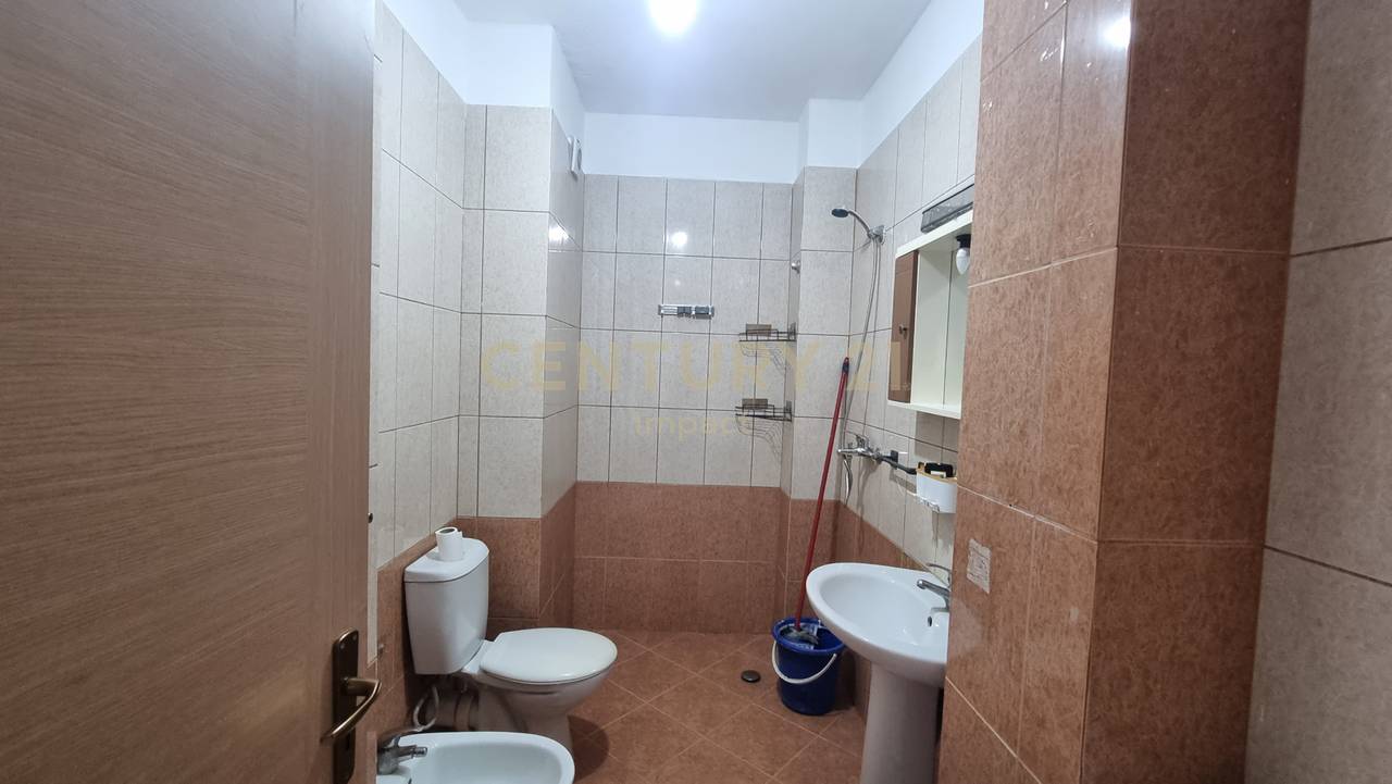 Apartament 1+1 me verandë , Me Qira në Yzberish, pranë Grand, Tiranë - 400€!