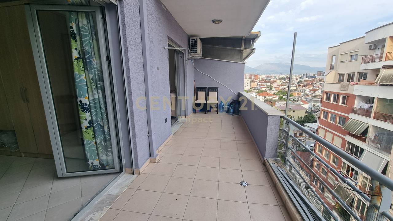 Apartament 1+1 me verandë , Me Qira në Yzberish, pranë Grand, Tiranë - 400€!