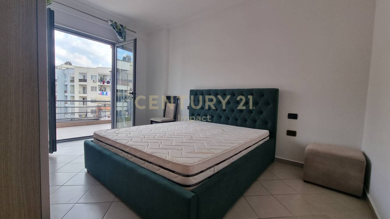 Apartament 1+1 me verandë , Me Qira në Yzberish, pranë Grand, Tiranë - 400€!