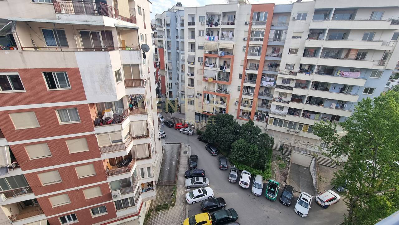 Apartament 1+1 me verandë , Me Qira në Yzberish, pranë Grand, Tiranë - 400€!