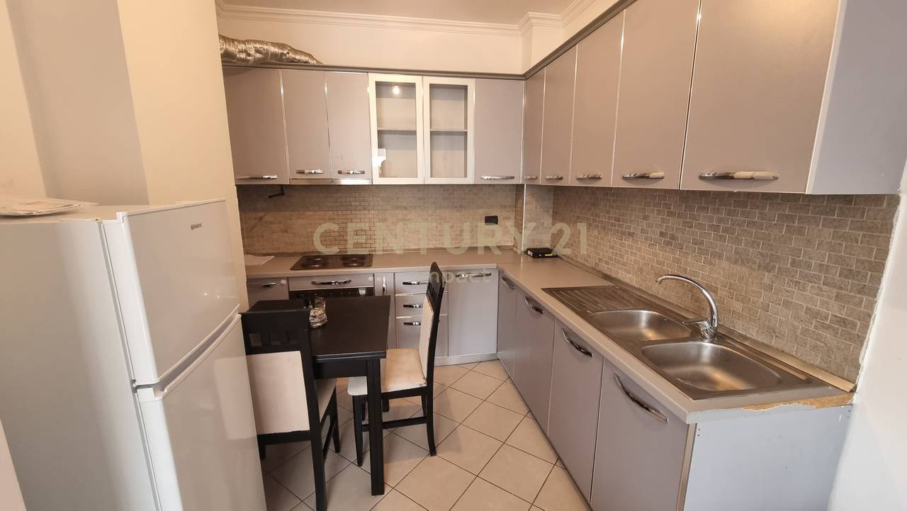 Apartament 1+1 me verandë , Me Qira në Yzberish, pranë Grand, Tiranë - 400€!