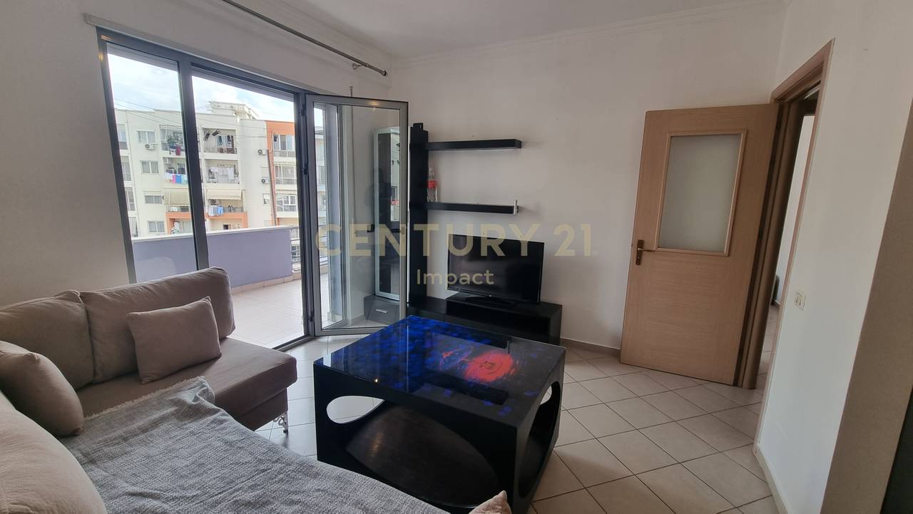 Apartament 1+1 me verandë , Me Qira në Yzberish, pranë Grand, Tiranë - 400€!