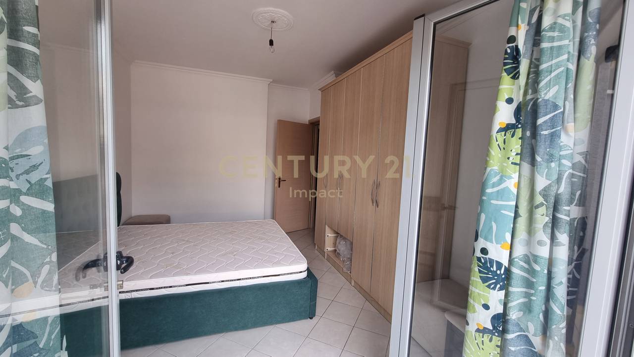 Apartament 1+1 me verandë , Me Qira në Yzberish, pranë Grand, Tiranë - 400€!