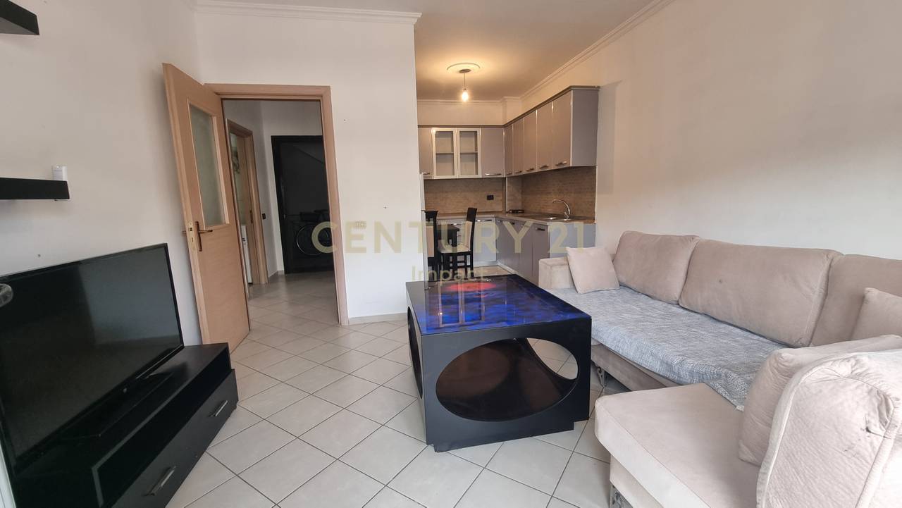 Apartament 1+1 me verandë , Me Qira në Yzberish, pranë Grand, Tiranë - 400€!