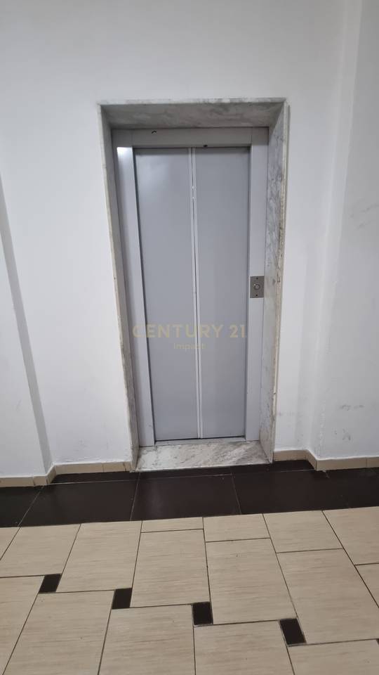 Apartament 1+1 me verandë , Me Qira në Yzberish, pranë Grand, Tiranë - 400€!