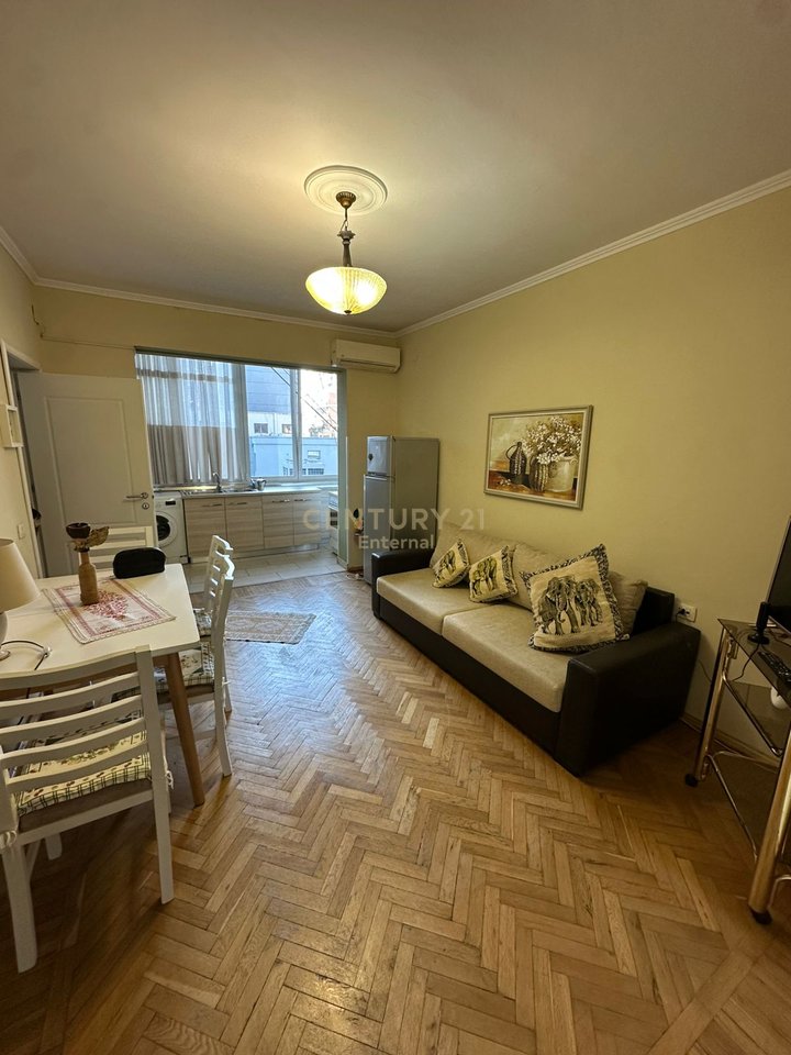 Cam Market - 1+1 Completamente Attrezzato di Fronte alla Banca d'Albania