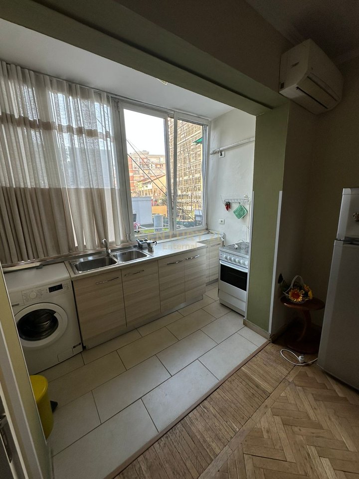 Cam Market - 1+1 Completamente Attrezzato di Fronte alla Banca d'Albania