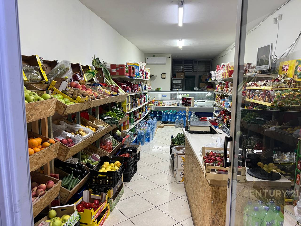 Ambjent komercial per shitje tek Komuna e Parisit