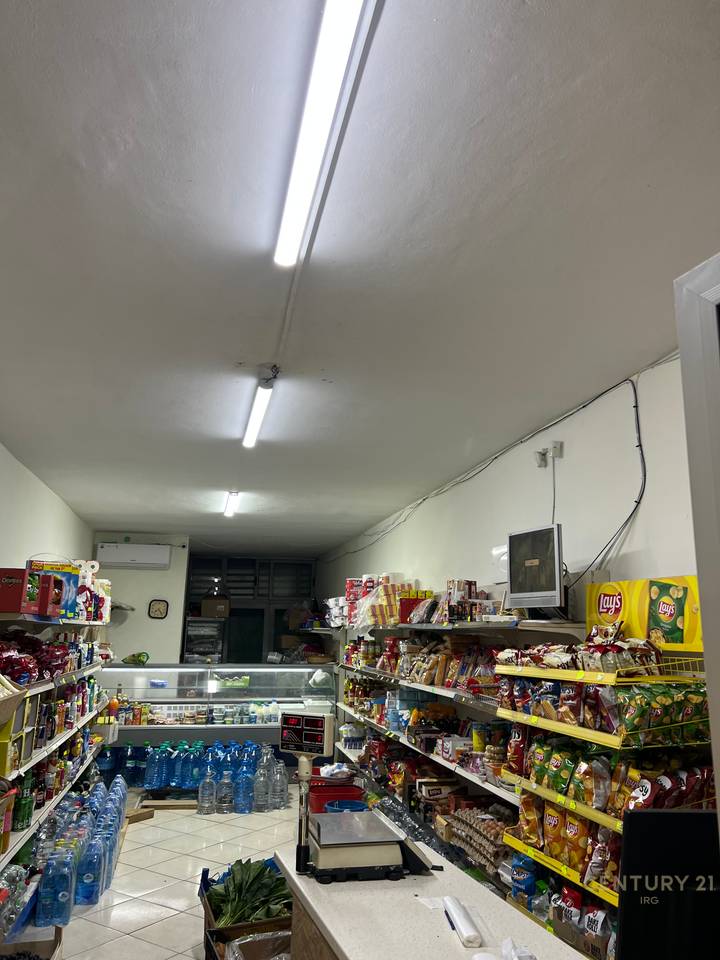 Ambjent komercial per shitje tek Komuna e Parisit