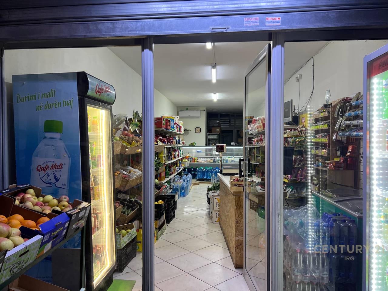 Ambjent komercial per shitje tek Komuna e Parisit