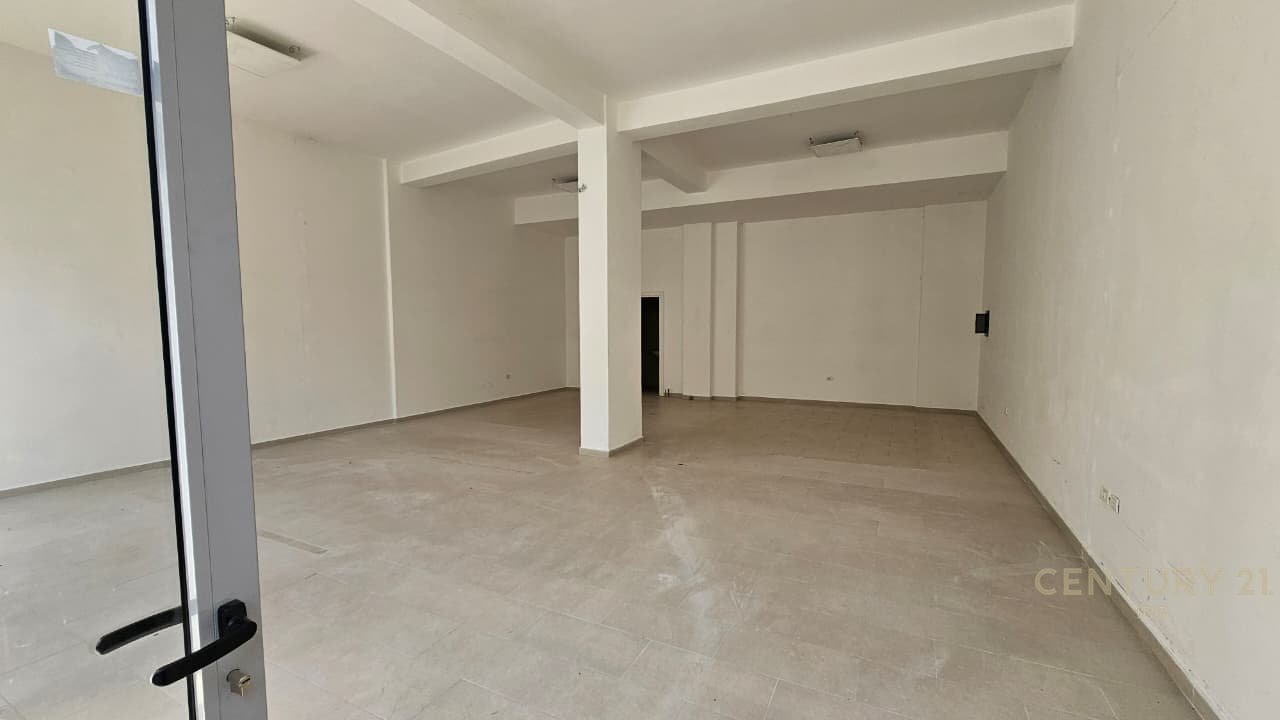 Jepet me qira ambient biznesi 95 m² – Komuna e Parisit, Tiranë!