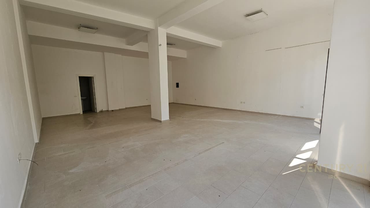 Jepet me qira ambient biznesi 95 m² – Komuna e Parisit, Tiranë!